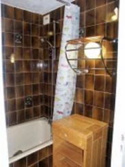 salle de bains entièrement carrelée avec bain et d