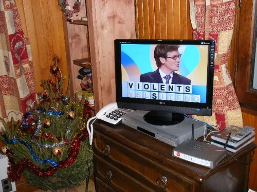 TV+wifi+lecteur DVD+téléphone+sapin