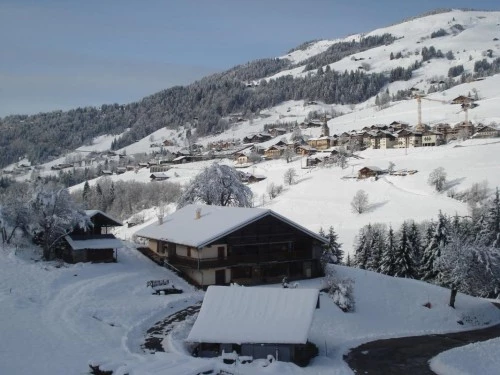 le chalet sous la neige avec vue sur le village de Hauteluce