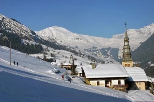 Le Village et à l'horizon le Mont-Blanc