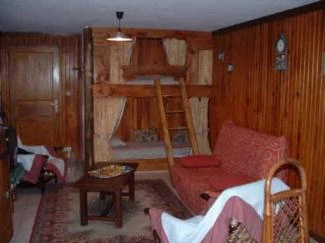 la salle à vivre et ses deux lits clots