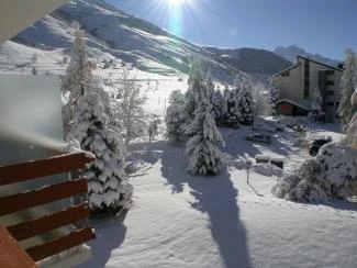 Vue du balcon sur les pistes et départs des écoles de ski