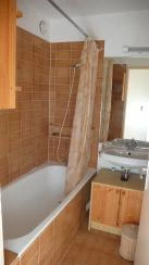 Salle de bains avec baignoire/douche