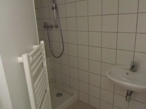 cabinet de toilette avec douche dand cabine