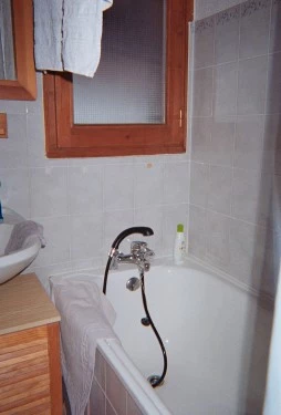  SDB  avec baignoire,  lavabo   et  fenêtre extérieure ouvrante