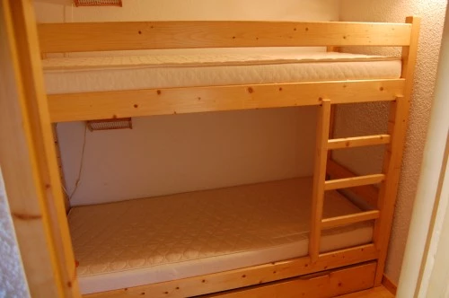 lits superposes et tiroirs dans cabine fermee.