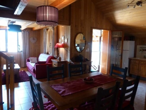 Salon/salle à manger/cuisine américaine donnant sur terrasse de 10 m2 avec vue panoramique sur la vallée