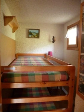 petite chambre avec lits superposés
