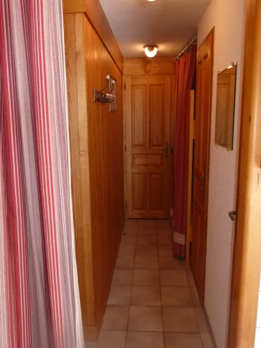Couloir fermé par rideau donnant sur pièce à vivre  piece 