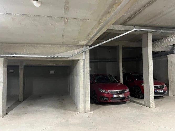 Place De parking souterrain à gauche